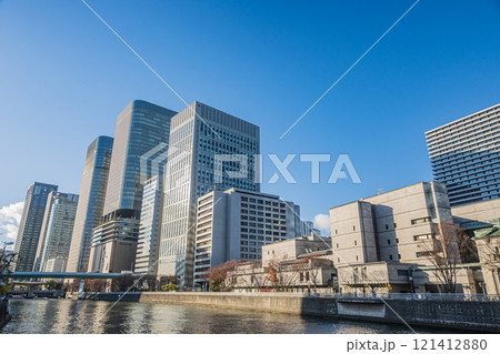 大阪市中之島のビル街 121412880