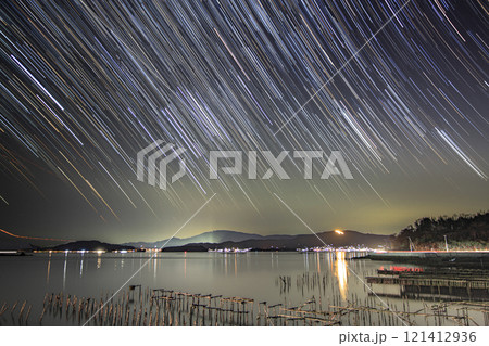 瀬戸内の春の星景　西空の星の軌跡 121412936