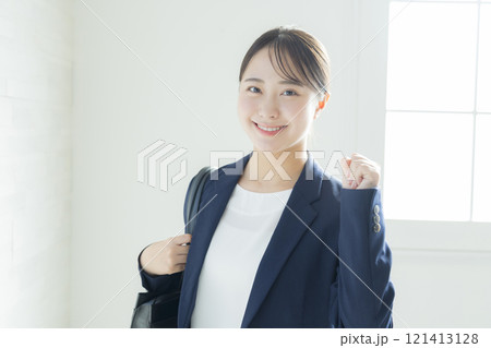笑顔の若いビジネスウーマン 121413128