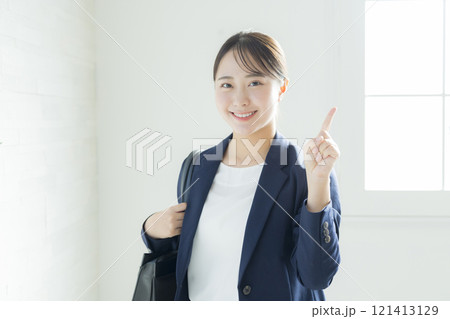 笑顔の若いビジネスウーマン 笑顔の若いビジネスウーマン 121413129
