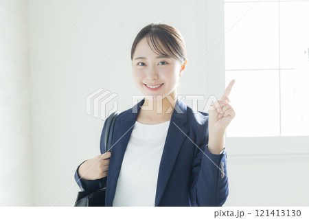 笑顔の若いビジネスウーマン 121413130