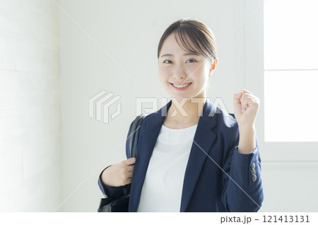笑顔の若いビジネスウーマン 笑顔の若いビジネスウーマン 121413131