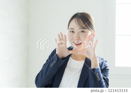 笑顔の若いビジネスウーマン 121413133