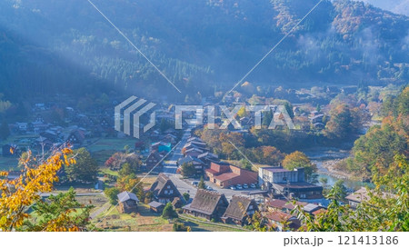 光芒さす晩秋の白川郷の情景 121413186