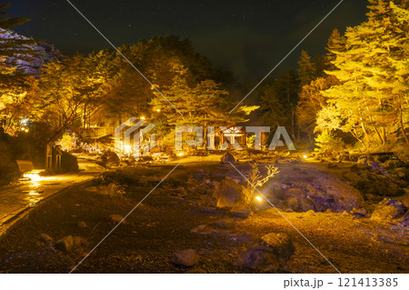 群馬県草津町　草津温泉の西の河原公園の風景 121413385