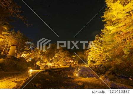 群馬県草津町　草津温泉の西の河原公園の風景 121413387