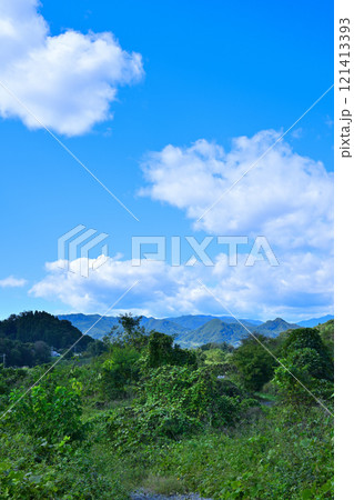 初秋の薄根川沿いから眺めた風景　上越方面の山並　沼田市　　 121413393