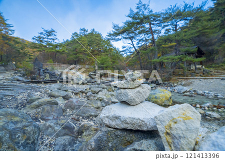 群馬県草津町　草津温泉の西の河原公園の風景 121413396