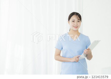 カルテを持つ看護師 カルテを持つ看護師 121413579