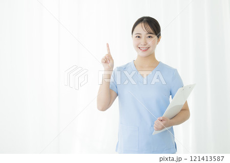 カルテを持つ看護師 カルテを持つ看護師 121413587