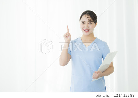 カルテを持つ看護師 カルテを持つ看護師 121413588