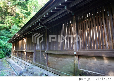 歴史ある神社の木製の透塀 121413977