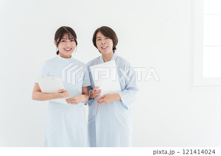 検査を受ける女性と看護師（健康診断・医療・患者・乳がん・子宮頸がん） 121414024