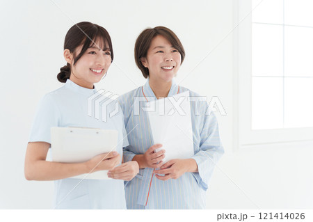 検査を受ける女性と看護師(健康診断・医療・患者・乳がん・子宮頸がん) 検査を受ける女性と看護師(健康診断・医療・患者・乳がん・子宮頸がん) 121414026