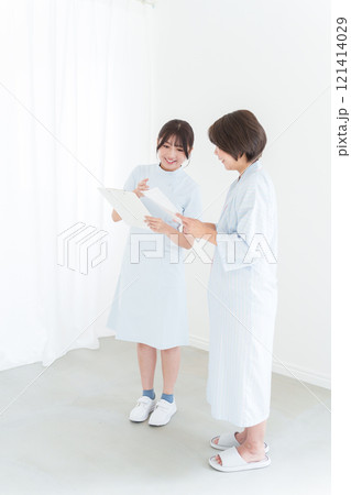 検査を受ける女性と看護師（健康診断・医療・患者・乳がん・子宮頸がん） 121414029