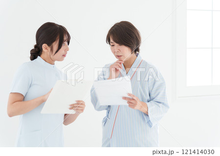 検査を受ける女性と看護師（健康診断・医療・患者・乳がん・子宮頸がん） 121414030