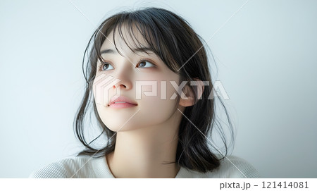 斜め上を眺める綺麗な女性の顔のクローズアップ 121414081