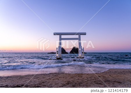 福岡県糸島市　夕方の桜井二見ヶ浦の夫婦岩と白い鳥居 121414179