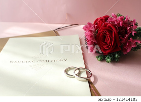 結婚式次第と指輪と赤いバラ 121414185
