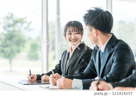 就職活動・セミナー・会議・説明会・勉強会・相談会で会話するビジネスウーマン 121414257