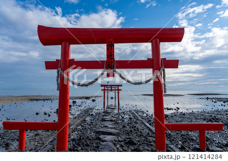 佐賀県太良町 干潮時の有明海の浅瀬に立つ秋の海中鳥居 佐賀県太良町 干潮時の有明海の浅瀬に立つ秋の海中鳥居 121414284