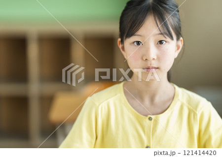 教室の中にいる日本人の女子小学生のポートレート 教室の中にいる日本人の女子小学生のポートレート 121414420
