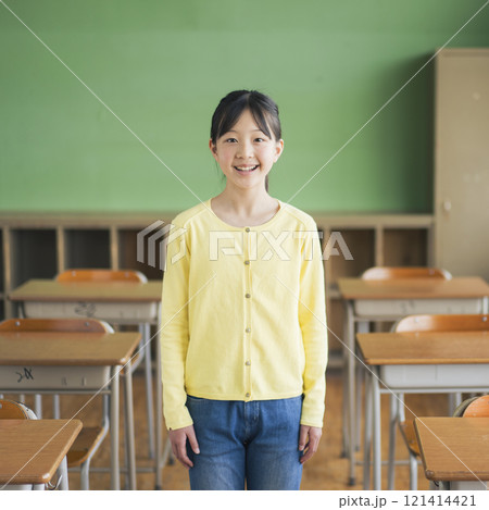 教室の中にいる日本人の女子小学生のポートレート 教室の中にいる日本人の女子小学生のポートレート 121414421