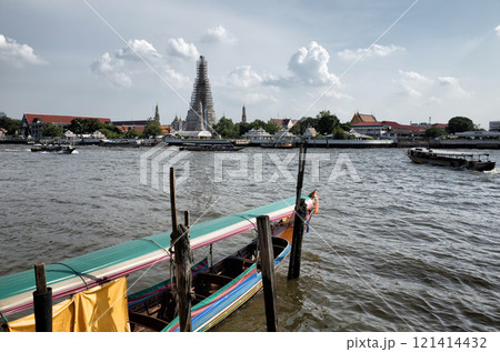 バンコクヤイ川から見るワットアルン 121414432