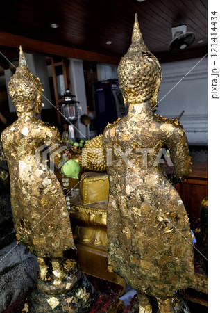 ワットポー寺院 タイではお祈りに仏像に金箔をはる習慣がある ワットポー寺院 タイではお祈りに仏像に金箔をはる習慣がある 121414434