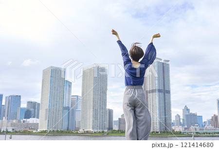 外で深呼吸する女性　後ろ姿 121414680
