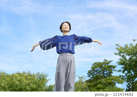 外で深呼吸する女性 外で深呼吸する女性 121414682