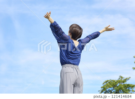 外で深呼吸する女性　後ろ姿 121414684