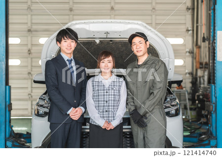 整備工場のピットにいる従業員の男女（自動車整備工場・民間車検場・スタッフ） 121414740