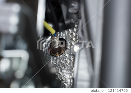 エンジンルームのO2 センサー 121414796