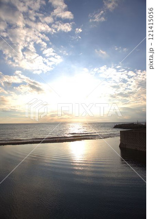 海に沈む夕日 121415056