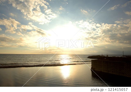 美しい海岸の夕日 121415057