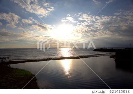 海に映る夕日 121415058