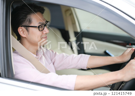 運転する男性 運転する男性 121415749