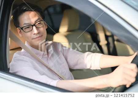 運転する男性 運転する男性 121415752