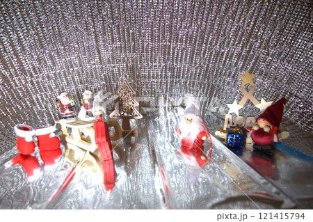 クリスマスデコレーション、可愛いサンタクロース クリスマスデコレーション、可愛いサンタクロース 121415794