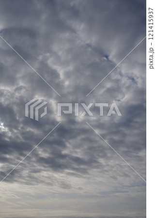 曇空 曇天 雲の多い空 灰色の空 曇空 曇天 雲の多い空 灰色の空 121415937