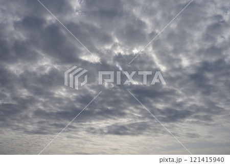 曇空　曇天　雲の多い空　灰色の空 121415940