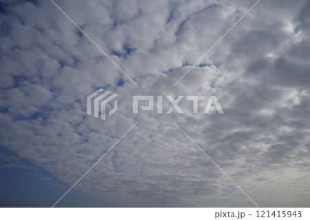曇空　曇天　雲の多い空　灰色の空 121415943