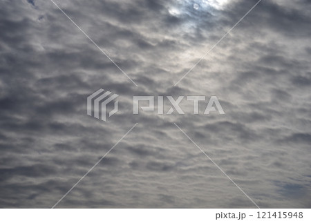 曇空 曇天 雲の多い空 灰色の空 曇空 曇天 雲の多い空 灰色の空 121415948