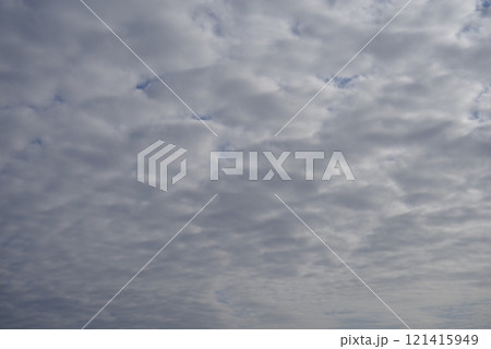 曇空 曇天 雲の多い空 灰色の空 曇空 曇天 雲の多い空 灰色の空 121415949