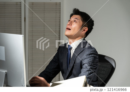 ビジネスマン　残業 121416966