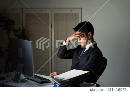 ビジネスマン　残業 121416973