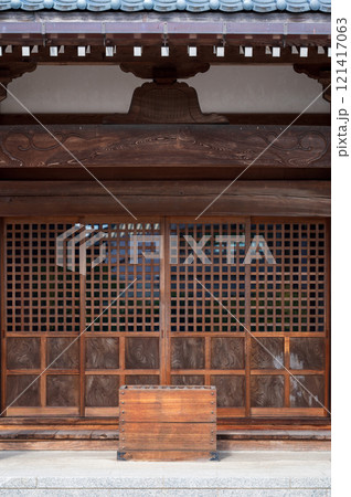 お寺の賽銭箱 121417063
