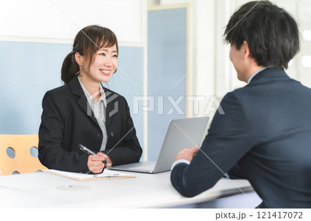 面談・面接・人事評価・打ち合わせをする管理職のビジネスウーマンと若いビジネスマン 面談・面接・人事評価・打ち合わせをする管理職のビジネスウーマンと若いビジネスマン 121417072