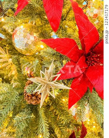 赤いクリスマスツリー 121417179